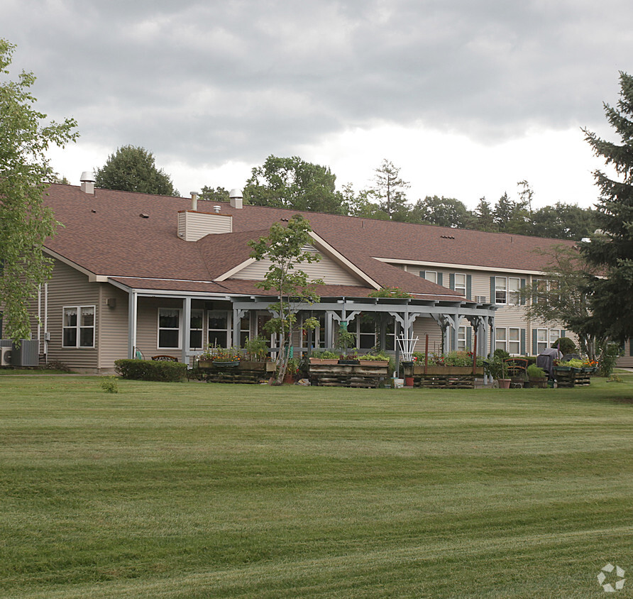 Garden Area - Clinton Manor Apartments