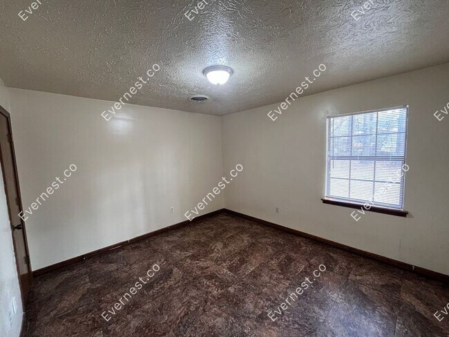 Building Photo - 677 Woody Dr
