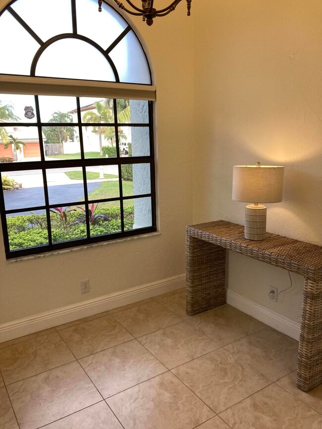 Building Photo - 620 Lighthouse Dr