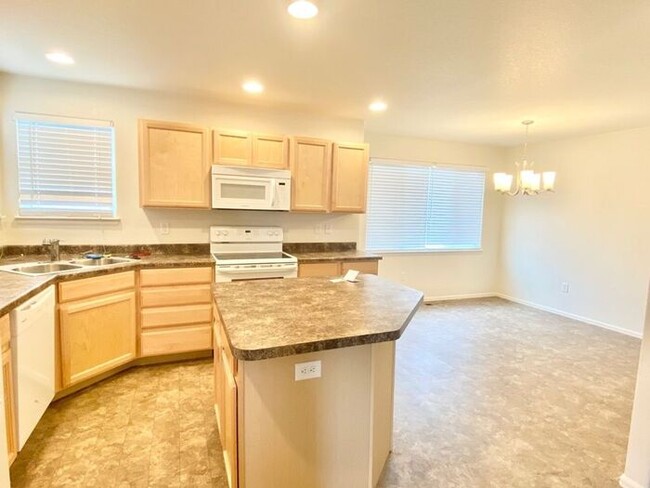 Building Photo - Beautiful 3 Bedroom 2 Bathroom Single Fami...