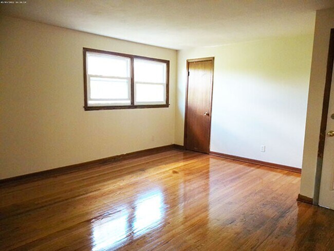 Foto del edificio - Bright  Second Floor Flat Across from Barr...