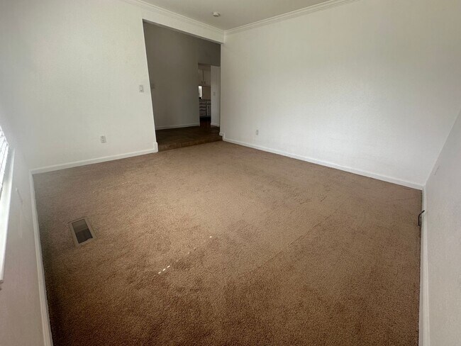 Building Photo - Lovely 3 Bed, 2 Bath in Pittsburg