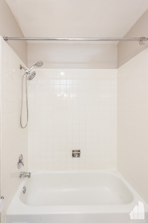Building Photo - Spacious Concrete Loft w/ 14' Ceilings in ...