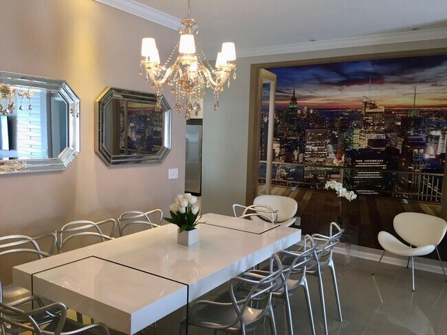 Building Photo - 8122 Fan Palm Way
