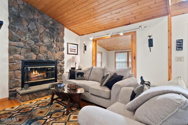 Foto del edificio - 27 Holly Ln