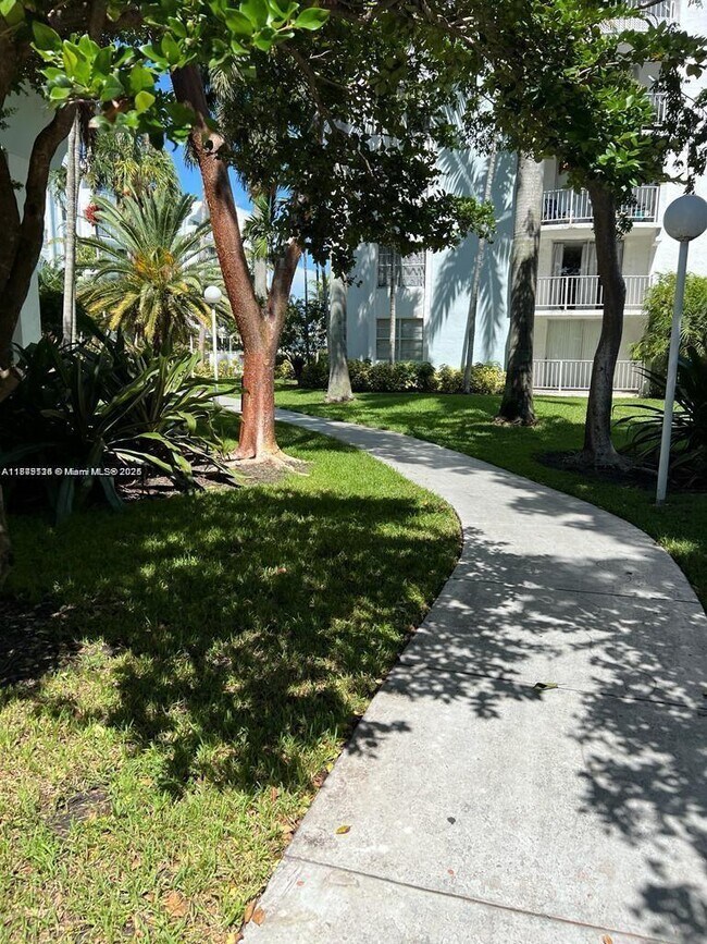 Foto del edificio - 496 NW 165th St