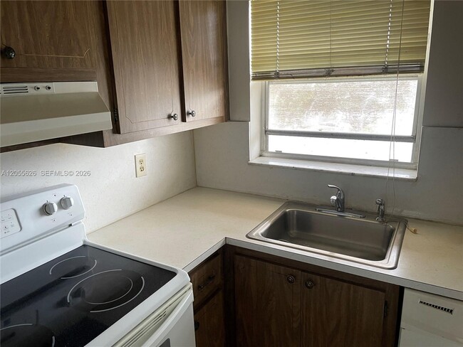 Foto del edificio - 8135 Sunrise Lakes Blvd