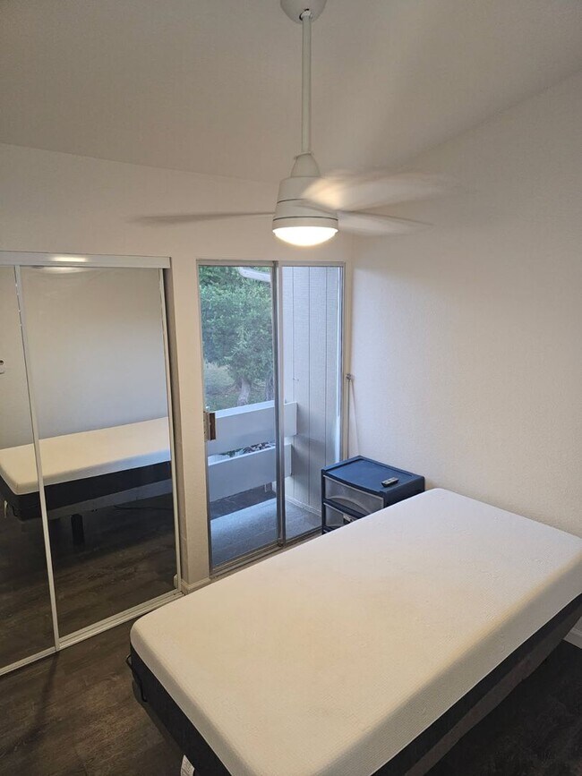 Building Photo - Renovated Partly Furnished 3-bedroom, 2.5-...