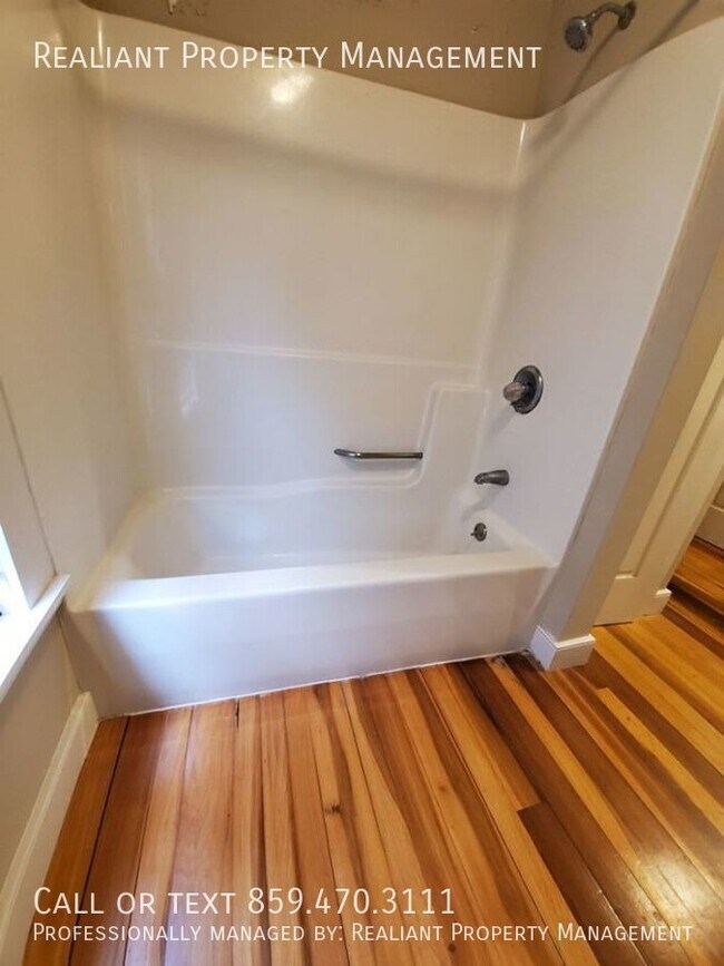 Building Photo - Amazing studio apartment in downtown Lexin...
