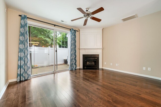Foto del edificio - Charming 2 Bed/2.5 Bath Townhome!  Pet Fri...