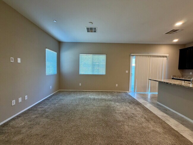 Foto del edificio - 3 BED 3 BATH 2 CAR GARAGE TOWNHOUSE W/ PRIVATE YARD, LOFT & BEDROOM DOWNSTAIRS IN GATED COMMUNITY...