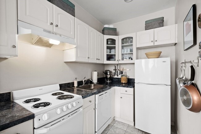 Building Photo - 605 Massachusetts Ave