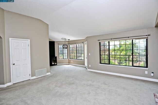 Building Photo - 5012 Lakeview Dr