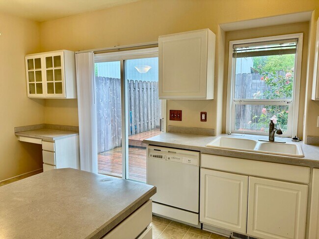 Building Photo - 2 WEEKS FREE RENT! Pet Friendly 2 Bedroom ...