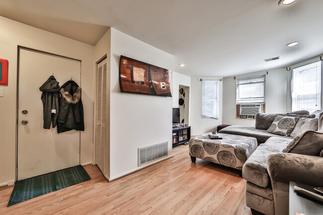 Foto del edificio - 3238 N Southport Ave