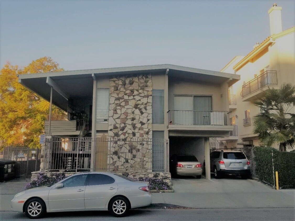 SECURITY GATED BUILDING W/SECURITY CAMERAS - 621 S Wilton Pl