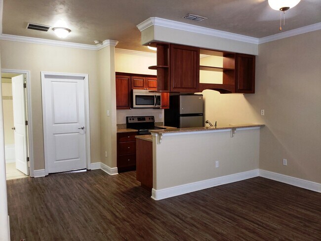 Foto del edificio - 3 bedroom/ 3 bath town home for rent in Univerity Green's gated community with a pool and renting...