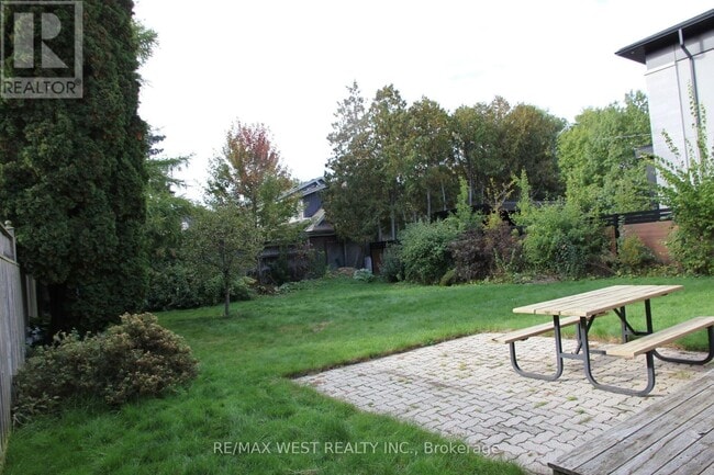 Building Photo - 3121 Victoria St