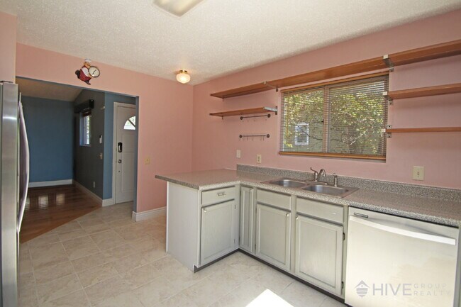 Foto del edificio - Bright and Spacious Home with a Fantastic ...