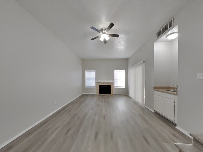 Building Photo - 1934 Creston Dr