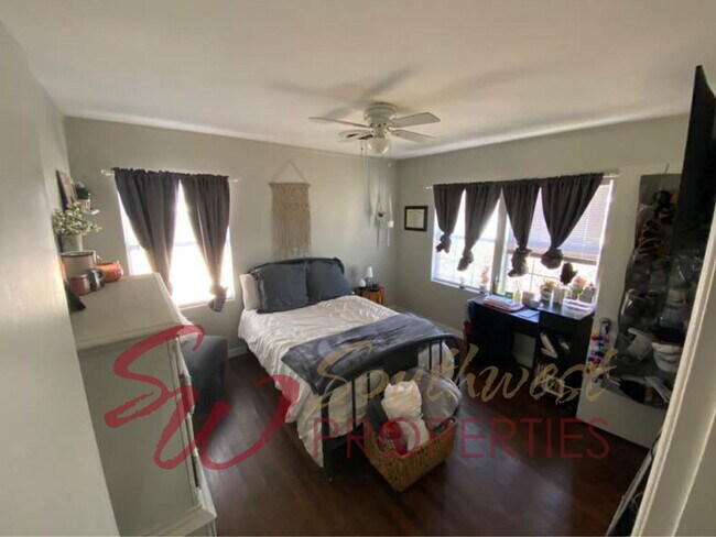 Building Photo - 3 Bed, 1 Bath Home – Great for Roommates or Small Family