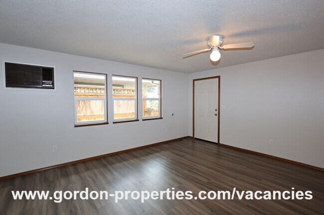 Foto del edificio - Webster Rd - Gladstone 2 bedroom duplex