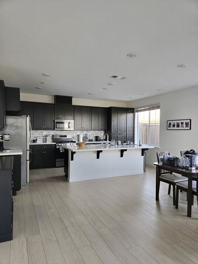 Foto del edificio - 2413 Village Square Blvd