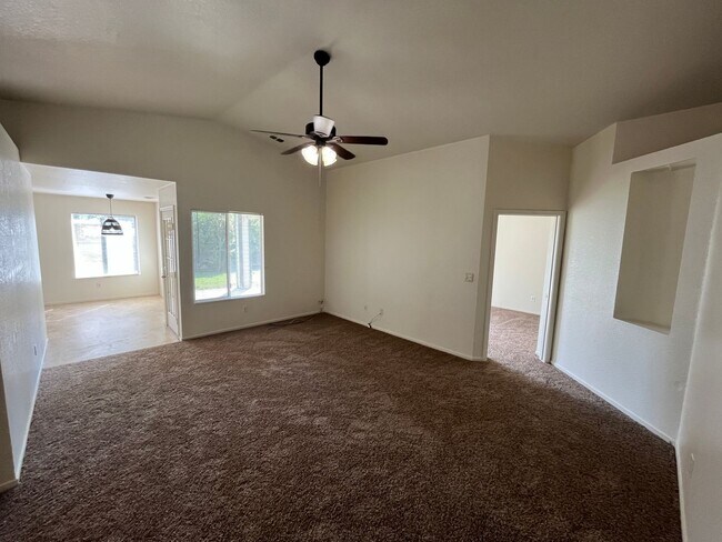 Foto del edificio - Lovely Porterville Home Available Now!