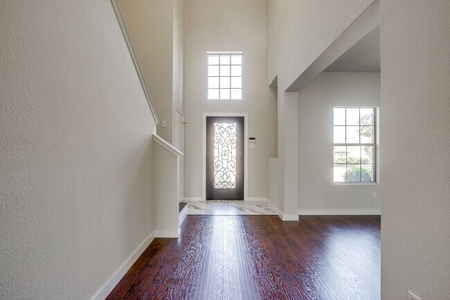 Building Photo - Spacious 4 Bed- 2.5 Bath Rental in the Des...