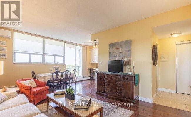 Photo du bâtiment - 6400-6400 Huggins St