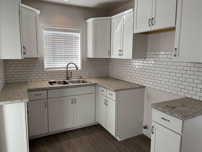 Kitchen - 13812 Hubbard St