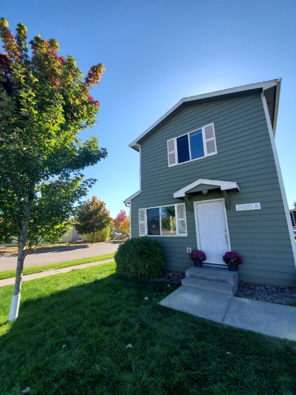 Building Photo - 2400 Leo Ave