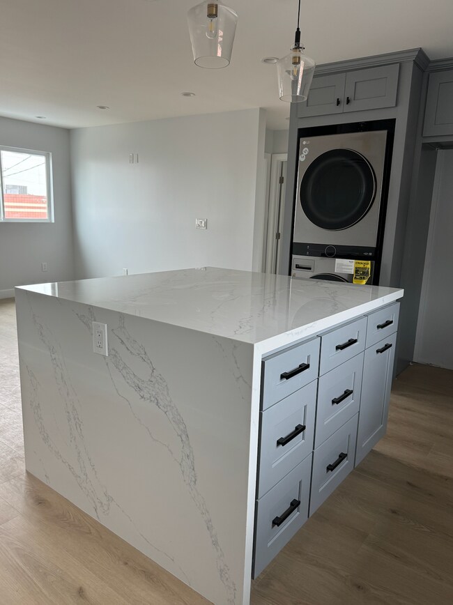 Foto del edificio - 18507 Burin Ave