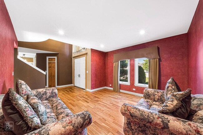 Foto del edificio - Executive Style Four Bedroom Home with Finished Basement