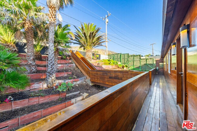 Foto del edificio - 43000 Pacific Coast Hwy