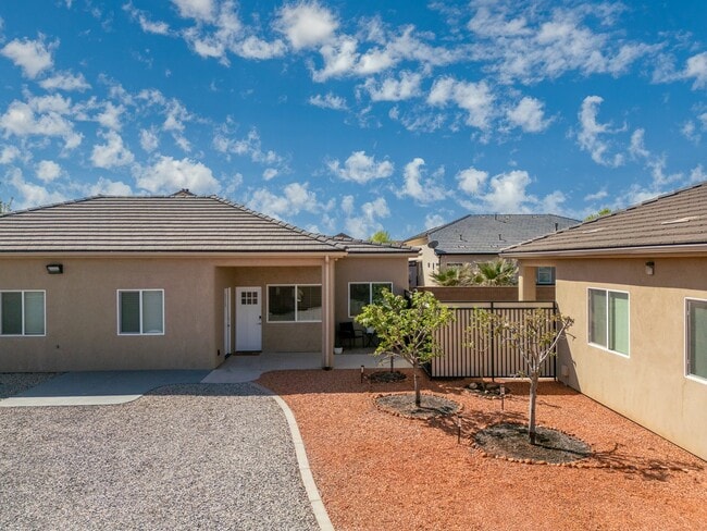 Building Photo - 3967 2530 S Cir