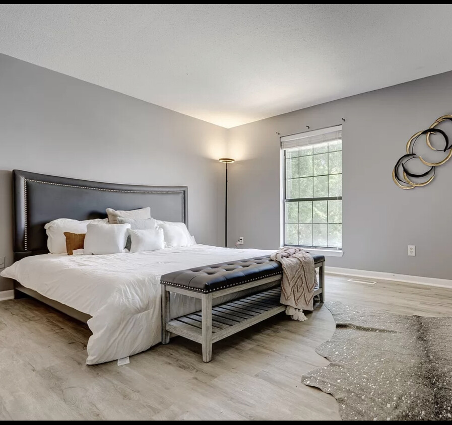 king bed - 6137 Crest Green Rd