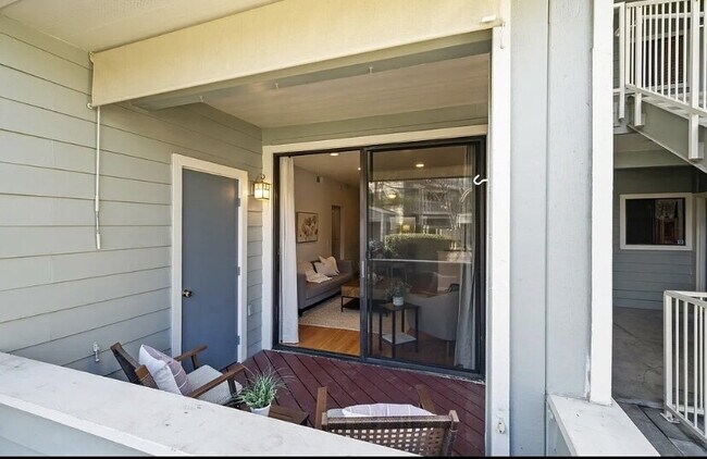 Foto del edificio - Come see this beautiful first-level home t...