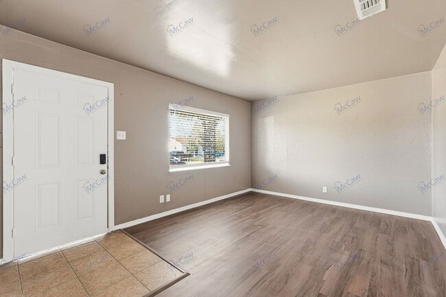 Building Photo - 3130 S Llewellyn Ave