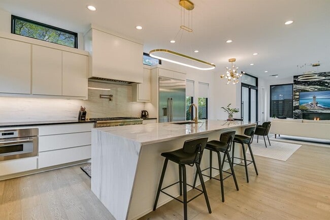 Building Photo - 2015 De Verne St