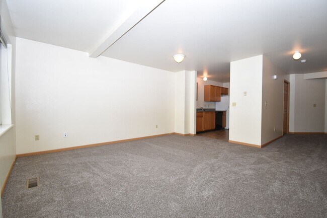 Building Photo - Nice Large 2 Bedroom 1 Bathroom Townhouse ...