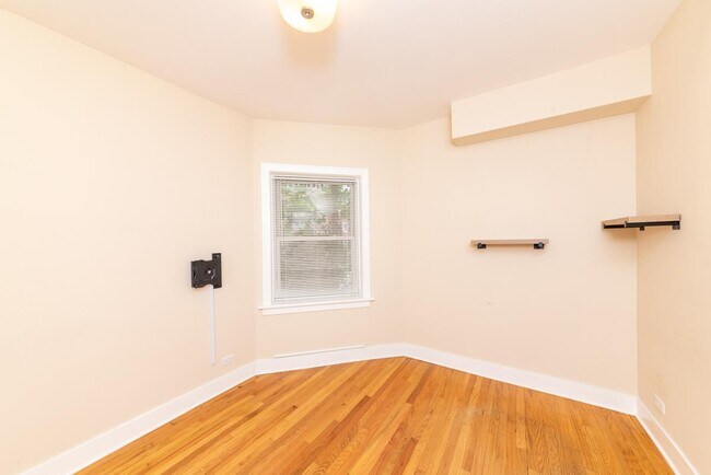 Building Photo - 3 bedroom in Chicago IL 60625