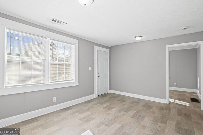 Foto del edificio - 1971 Detroit Ave NW