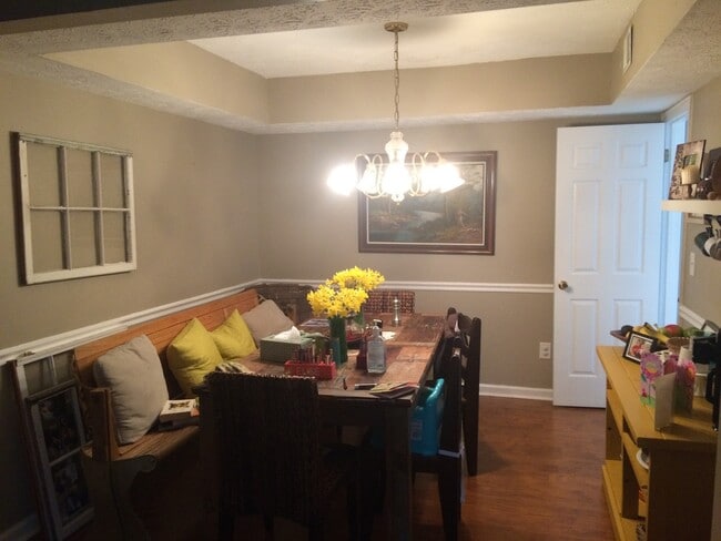Building Photo - Spacious 3 Bedroom 2.5 Bath Townhome with ...