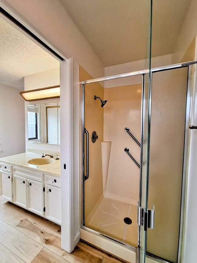 Building Photo - Beautifully Remodeled 4bd House With Pool ...