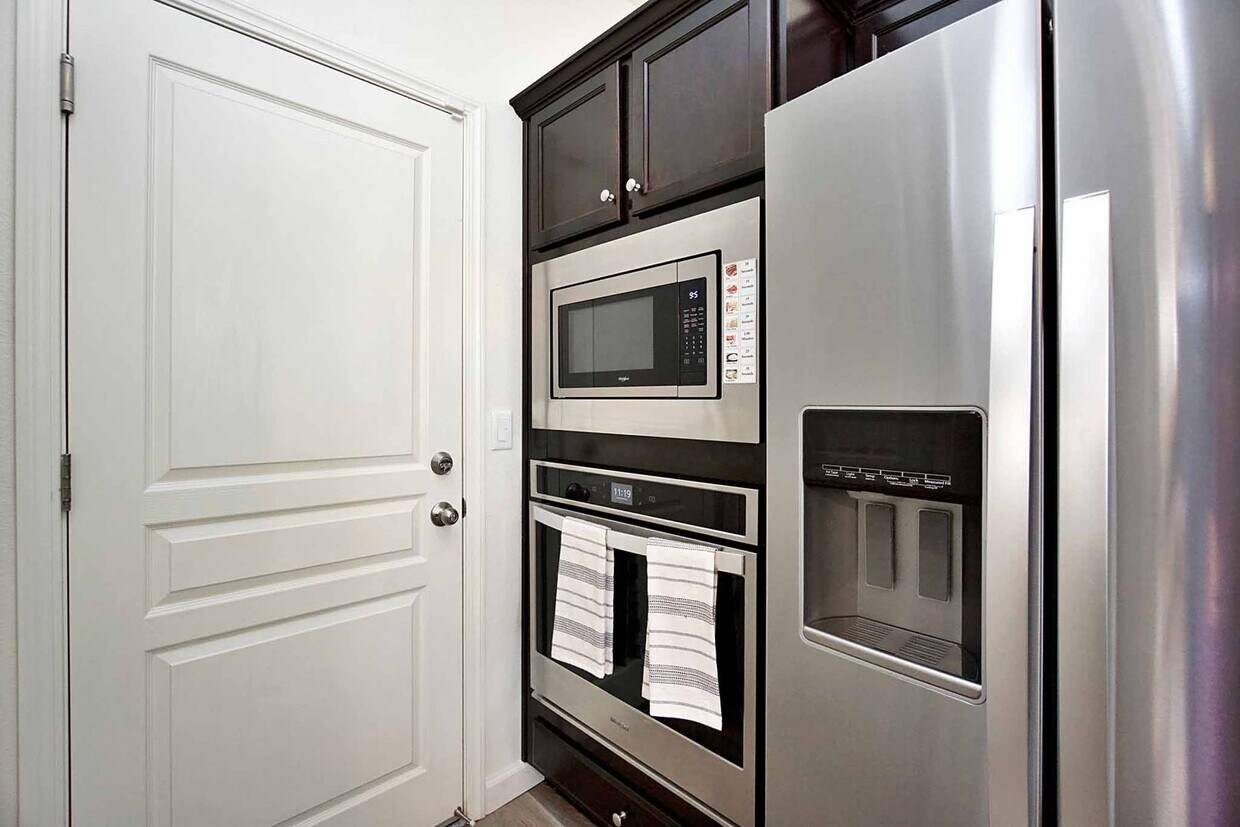 Foto principal - Fresno SouthEast Home, Gated Community, Cl...
