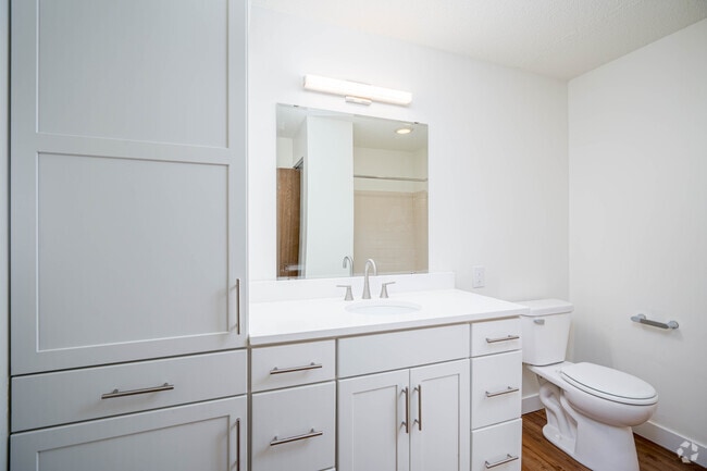 3BR, 2BA - 1414SF - First Bathroom - Pondview Apartments