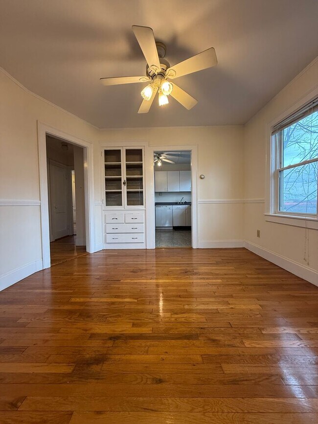 Foto del edificio - Spacious, Sunny and Updated Brighton / Oak...