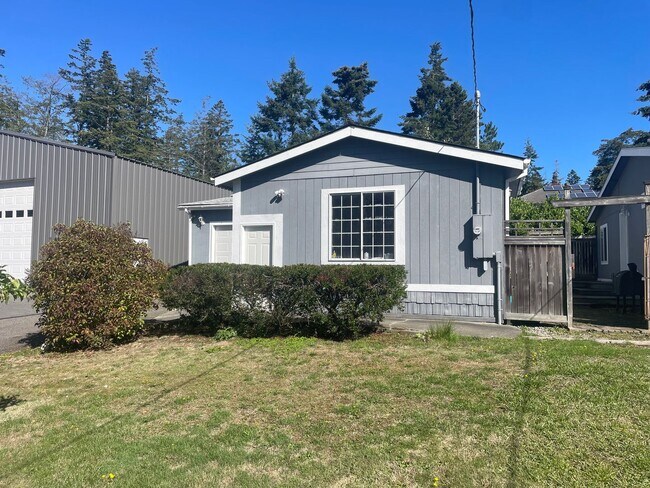 Building Photo - Lovely 3 Bedroom, 2 bath Home with 2 Car G...
