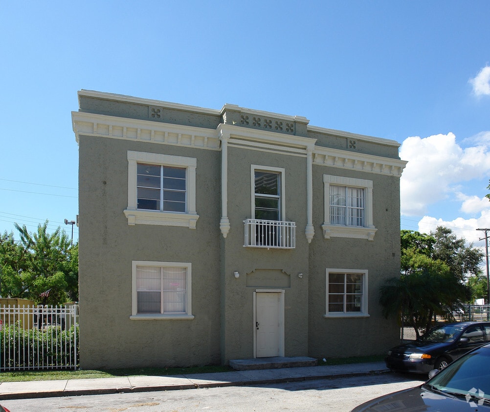 Primary Photo - 242 NE 32nd St